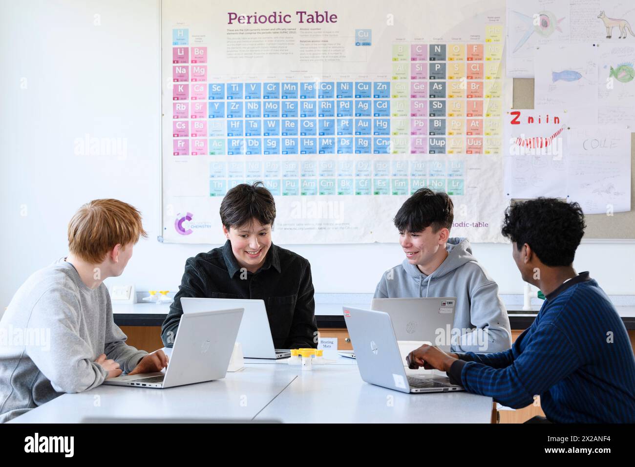 Studenti, alunni in aula, scienza, studiare, studiare, scuola, insegnare agli adolescenti Foto Stock