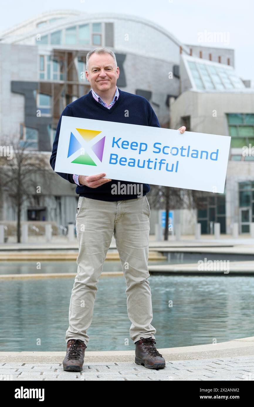 Barry Fisher, Amministratore Delegato di Keep Scotland Beautiful, lancia la campagna di pulizia primaverile per la raccolta dei rifiuti al Parlamento scozzese, Edimburgo, Regno Unito Foto Stock