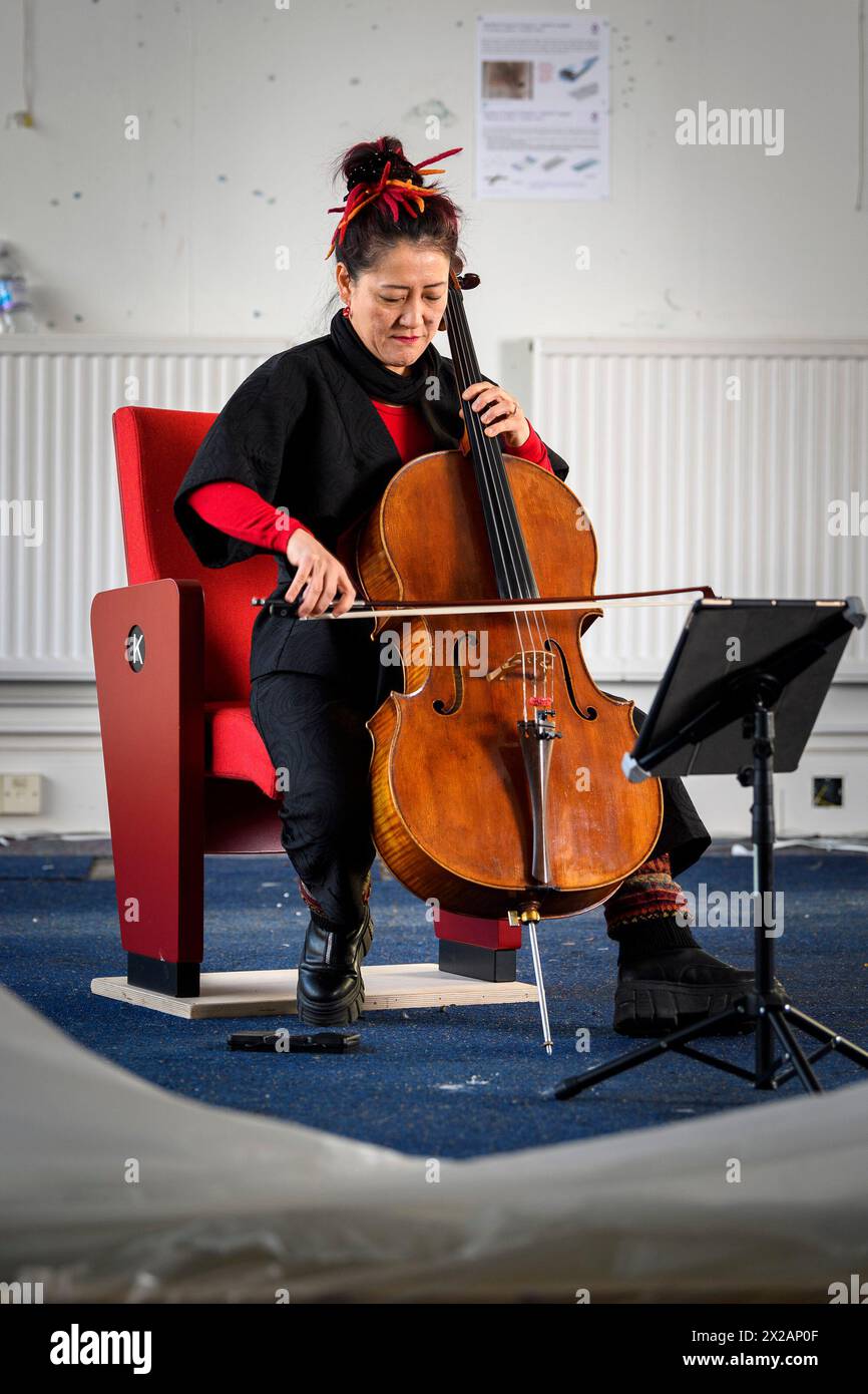 Musicisti, violoncellista della Scottish Chamber Orchestra su-a Lee Foto Stock