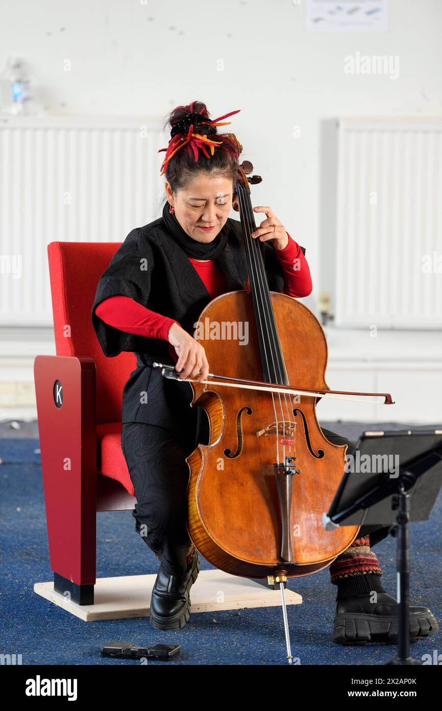Musicisti, violoncellista della Scottish Chamber Orchestra su-a Lee Foto Stock