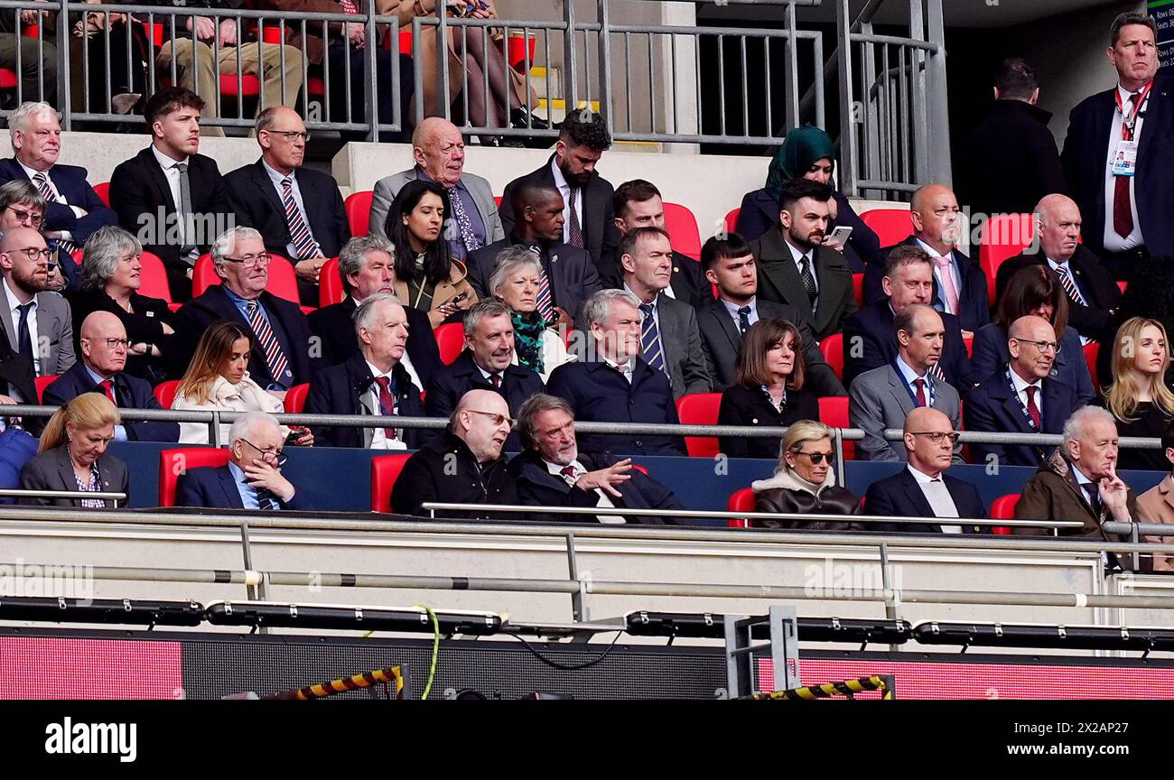 Avram Glazer del Manchester United, Jim Ratcliffe e Dave Brailsford (prima fila) e Jason Wilcox con David Gill (seconda fila) durante la semifinale della Emirates fa Cup al Wembley Stadium di Londra. Data foto: Domenica 21 aprile 2024. Foto Stock