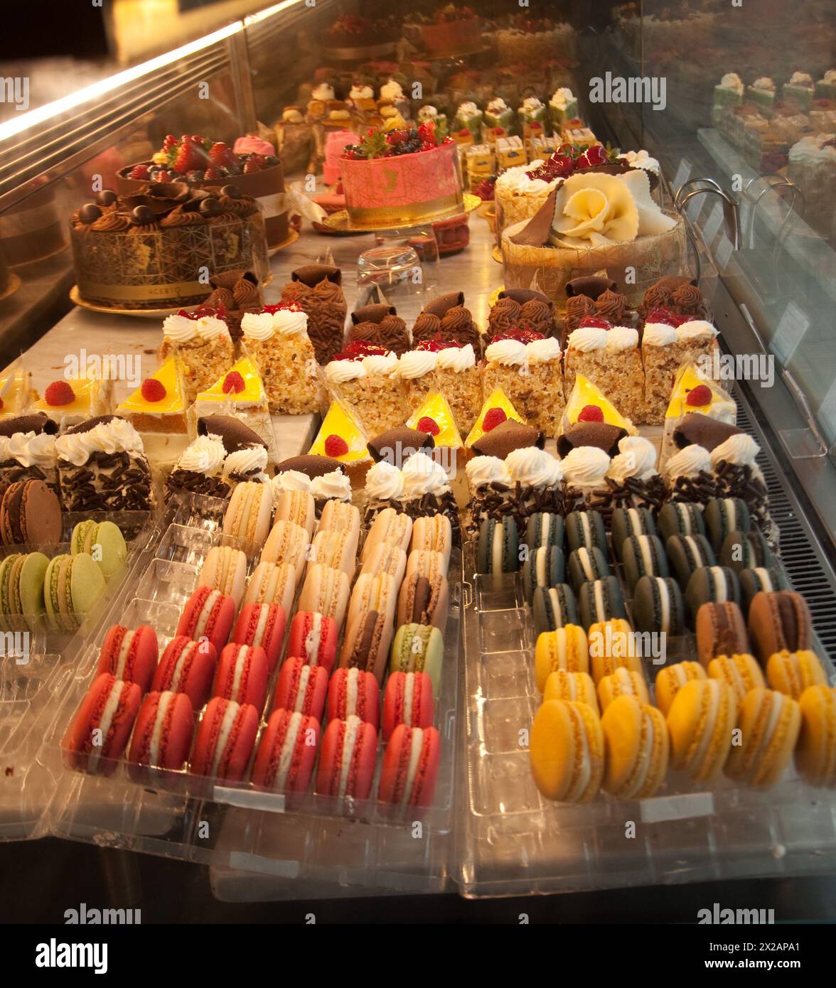 Esposizione di torte, Cafe, Piccadilly, City of Westminster, Londra, REGNO UNITO Foto Stock