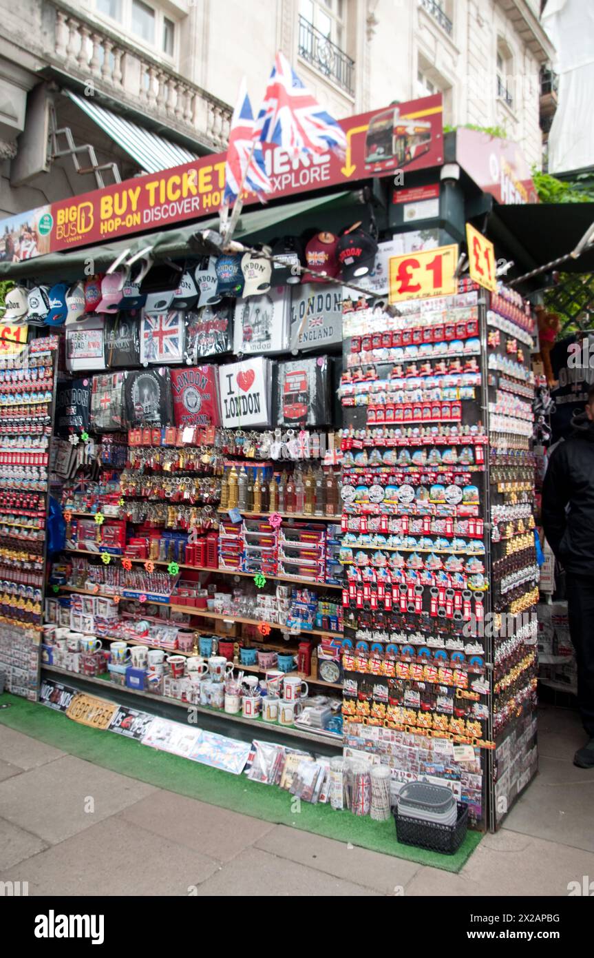 Souvenir Stall, Piccadilly, City of Westminster, Londra, Regno Unito Foto Stock