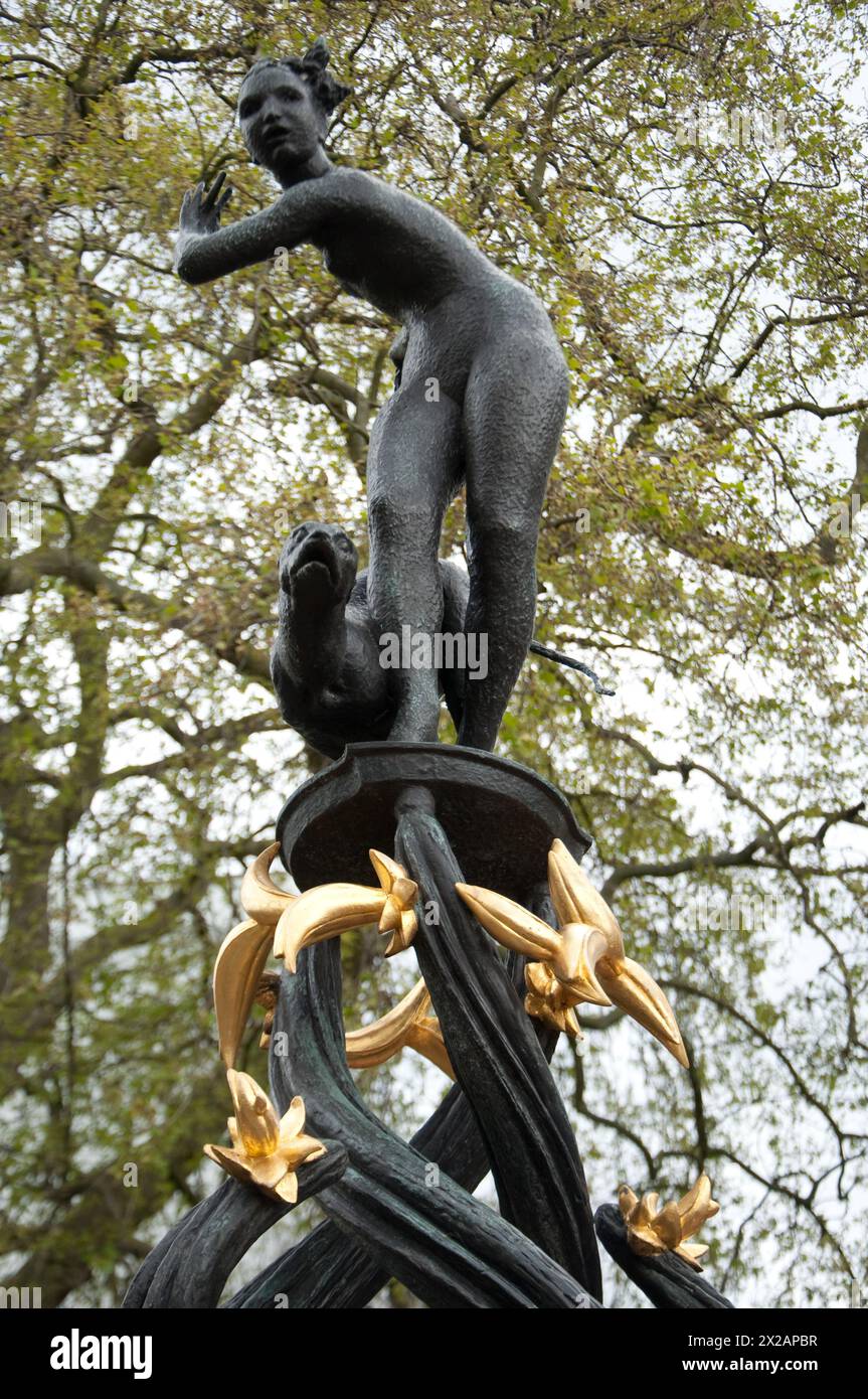Statua di Diana, Dea della caccia, Green Park, Londra, City of Westminster, Regno Unito. Diana è una dea nella religione romana ed ellenistica, Foto Stock