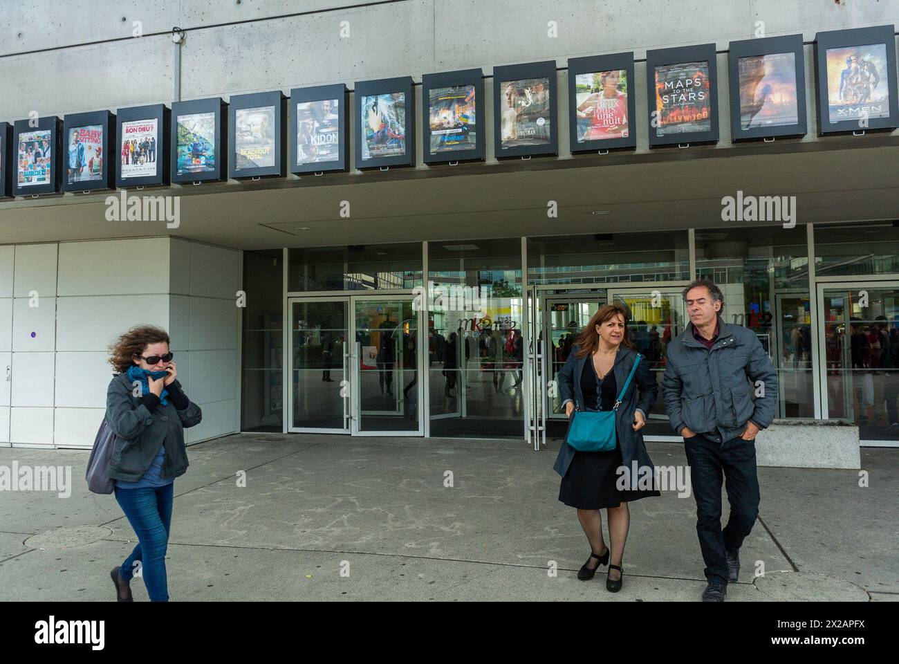 Parigi, Francia, Front, French Movie Posters, 13th District, MK2 Bibliotheque Cinema, persone, passeggiate, esterno, ingresso al teatro Foto Stock