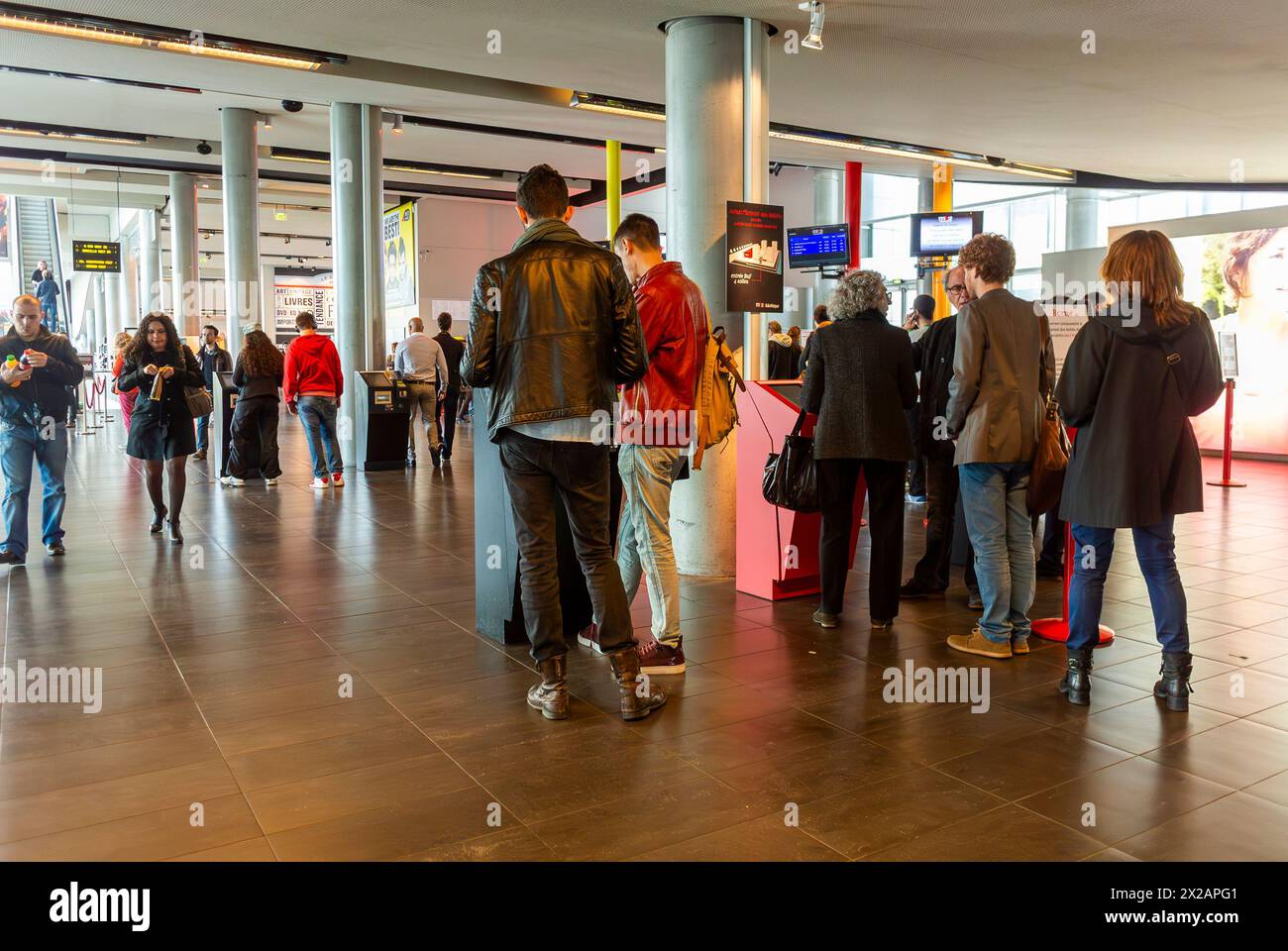 Parigi, Francia, hall del cinema francese, cinema Bibliotheque MK2, grande affluenza di persone, all'interno, acquisto di biglietti per il cinema da distributori automatici, sala, Foto Stock