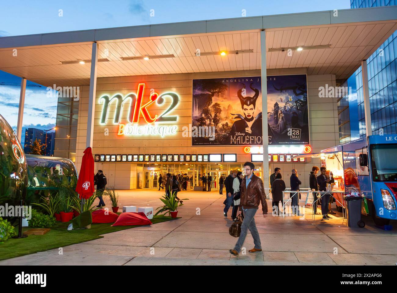 Parigi, Francia, Front, French Movies Posters, 13th District, MK2 Bibliotheque Cinema, persone, esterno, ingresso al teatro, insegna Neon Foto Stock