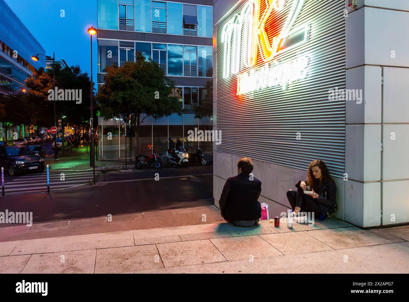 Parigi, Francia, Teenage Couple Sharing Snacks , Front, French Movies, 13th District, MK2 Bibliotheque Cinema, gente, fuori, teatro, notte Foto Stock
