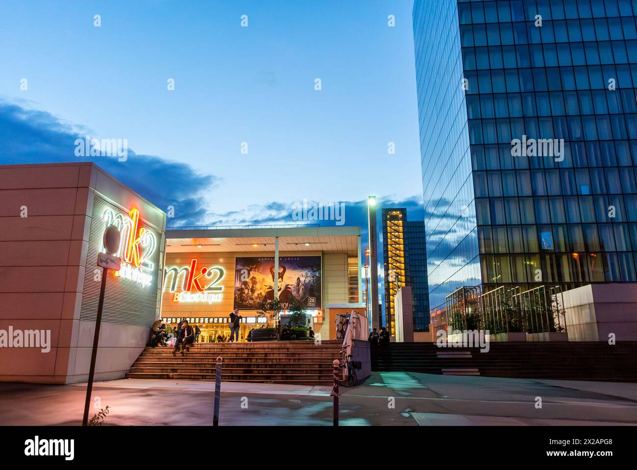 Parigi, Francia, Front, French Movies 13th District, MK2 Bibliotheque Cinema, Building, Neon Lights, Street people, all'esterno, ingresso del teatro, cartello Foto Stock