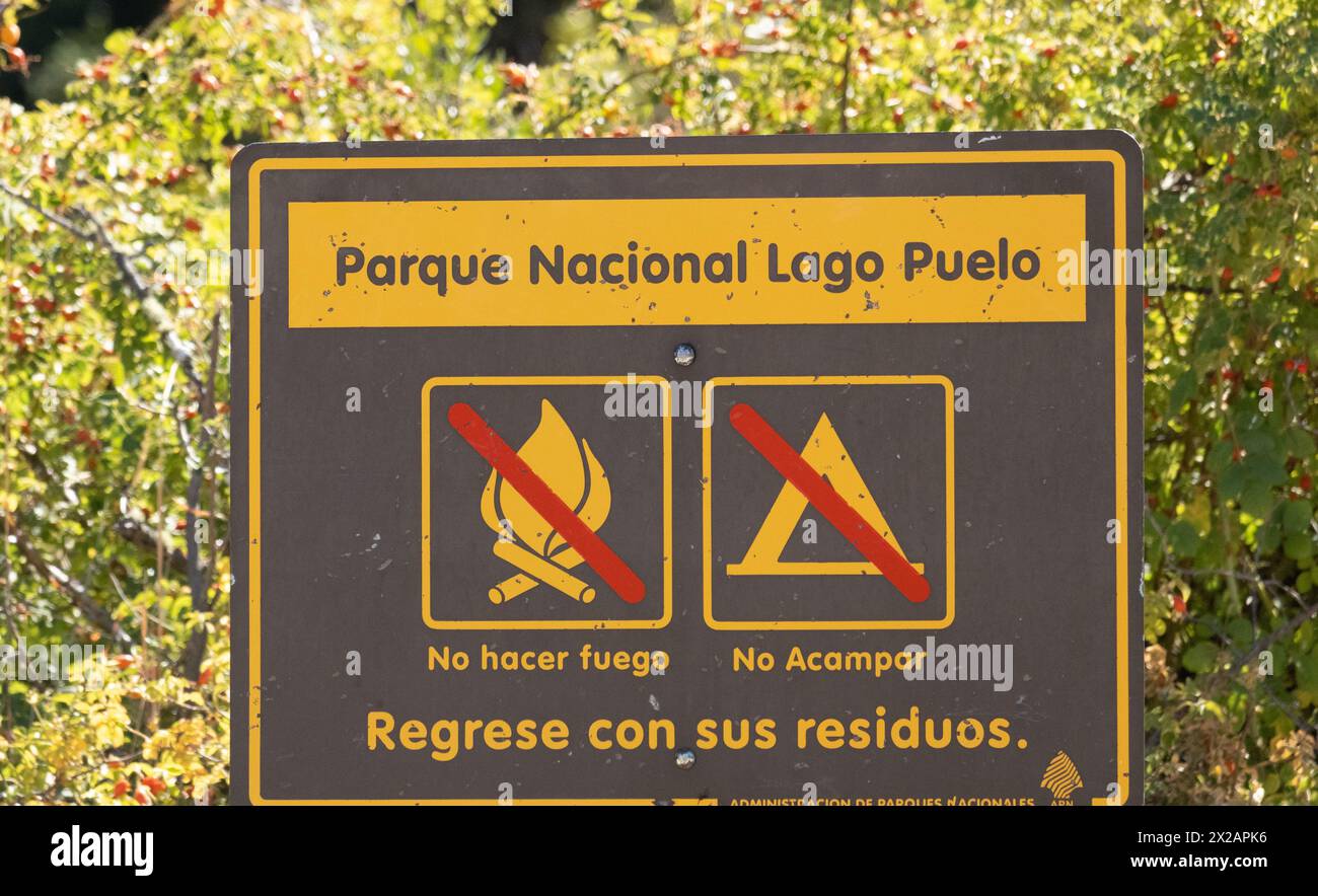 Cartello informativo indicante il divieto di consigliare i turisti a Lago Pueblo Foto Stock