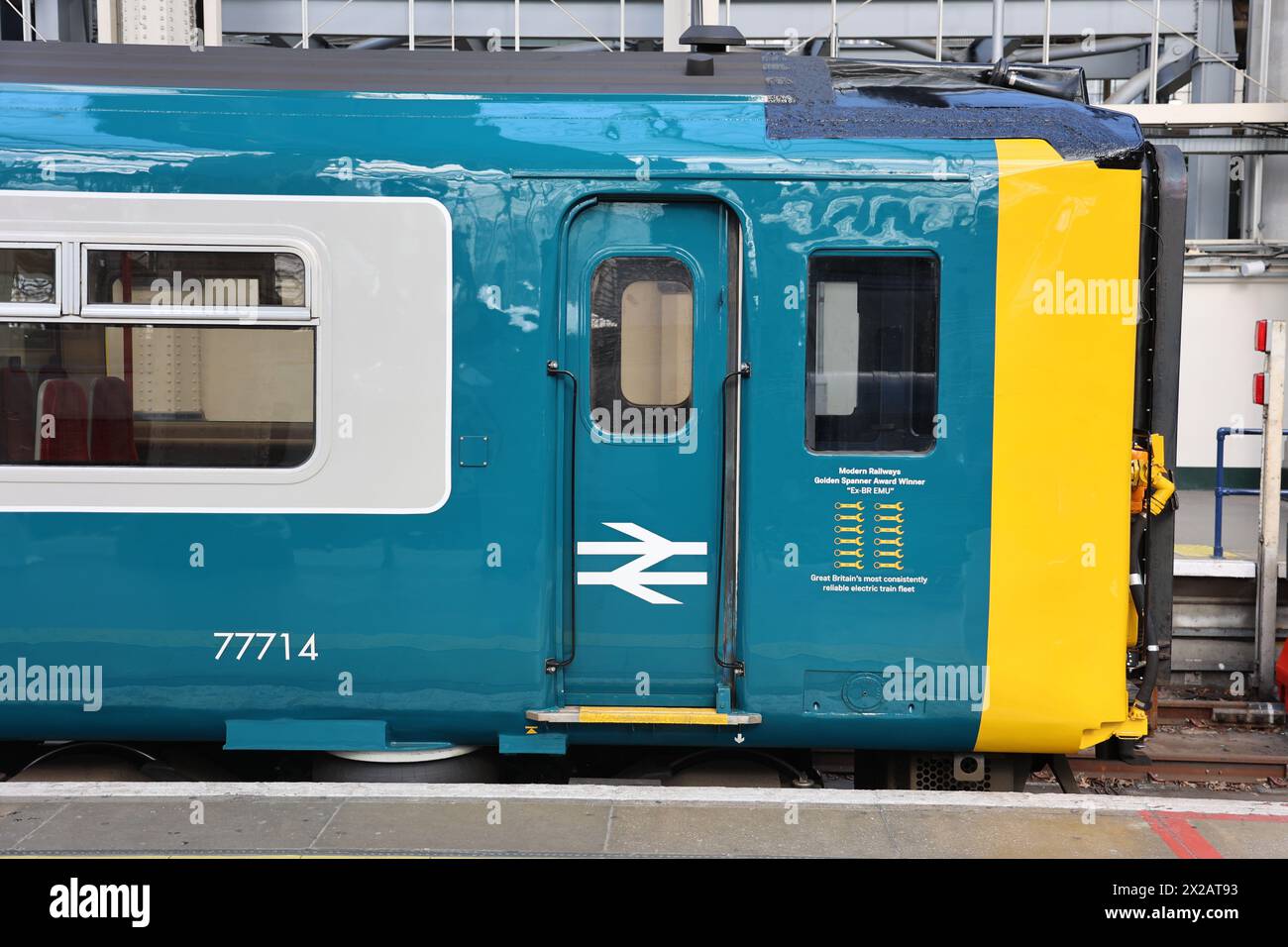 Una EMU South Western Railway Class 455 ridipinta nella livrea Blue e Grey della British Rail a Waterloo Statiion Foto Stock