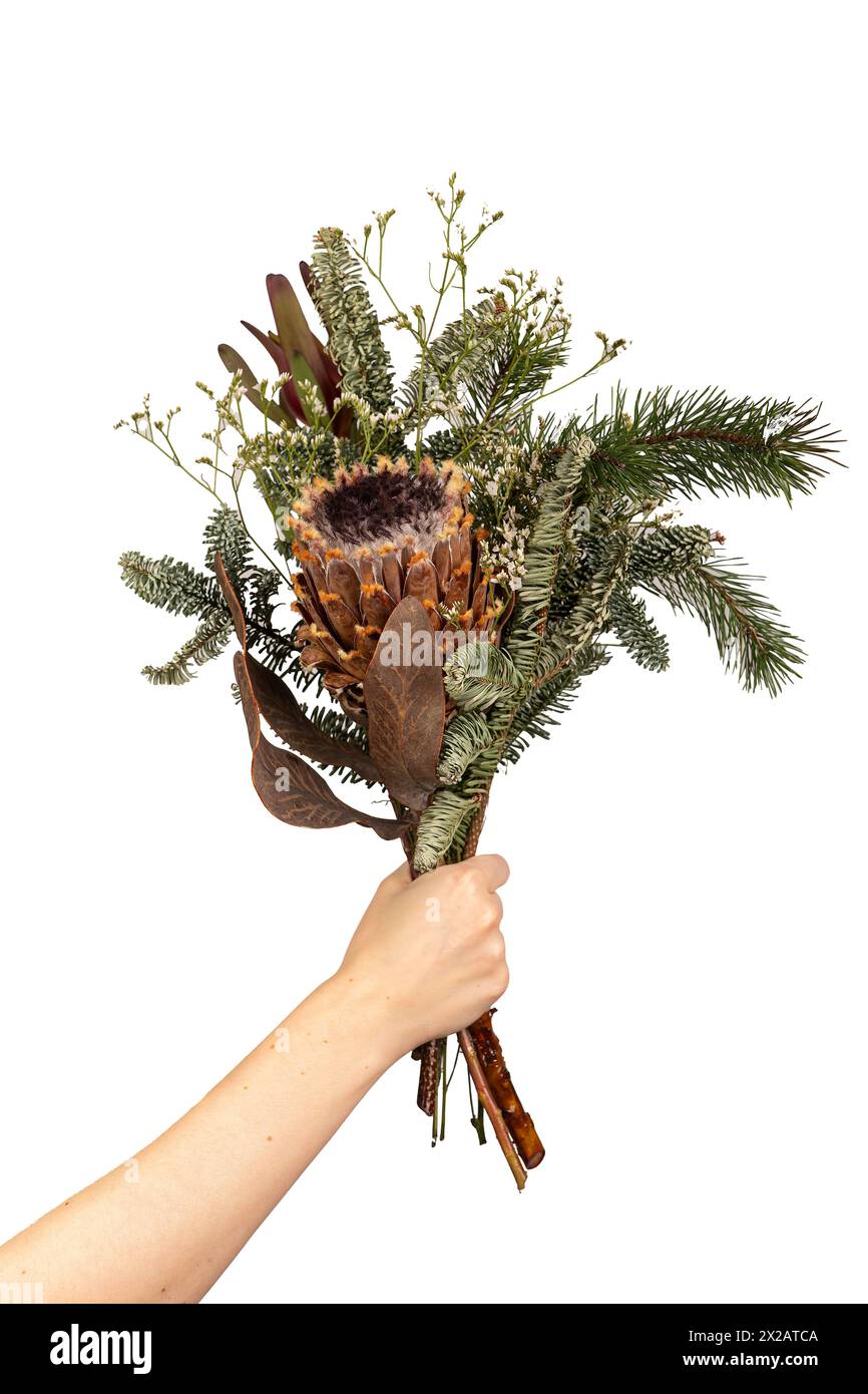Donna con bouquet floreale invernale. Decorazioni botaniche vintage con vegetazione, pino e abete. Composizione elegante per l'evento natalizio isolato su wh Foto Stock