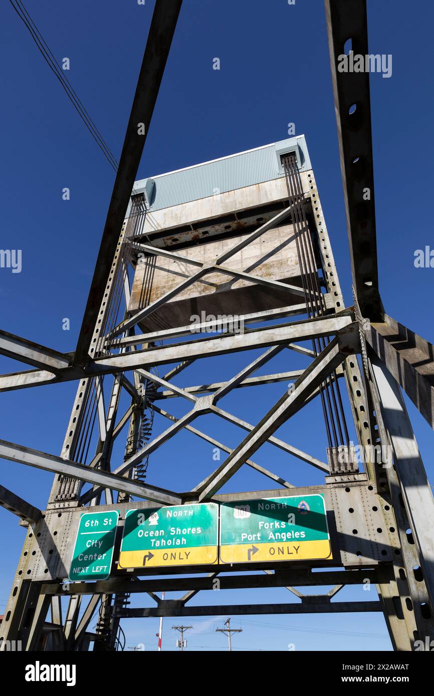 Contrappeso del ponte sul fiume Hoquiam in posizione sollevata a Hoquiam, Washington. Foto Stock