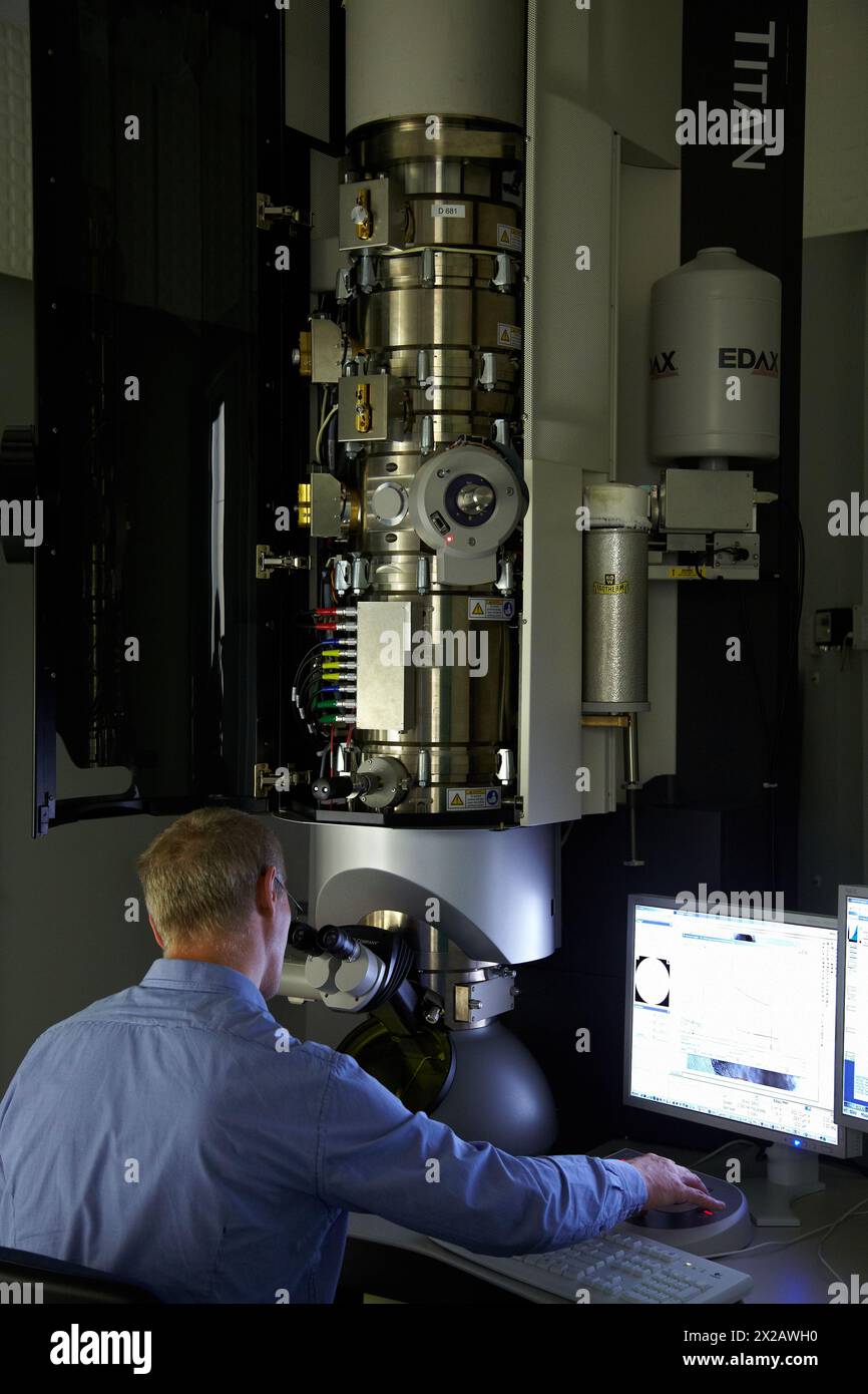 Il microscopio elettronico a trasmissione di scansione TEM/STEM TitanTM G2 60-300 con imaging cs-corrector è uno strumento avanzato per la caratterizzazione strutturale di Foto Stock Il microscopio elettronico a trasmissione di scansione TEM/STEM TitanTM G2 60-300 con imaging cs-corrector è uno strumento avanzato per la caratterizzazione strutturale di Foto Stock