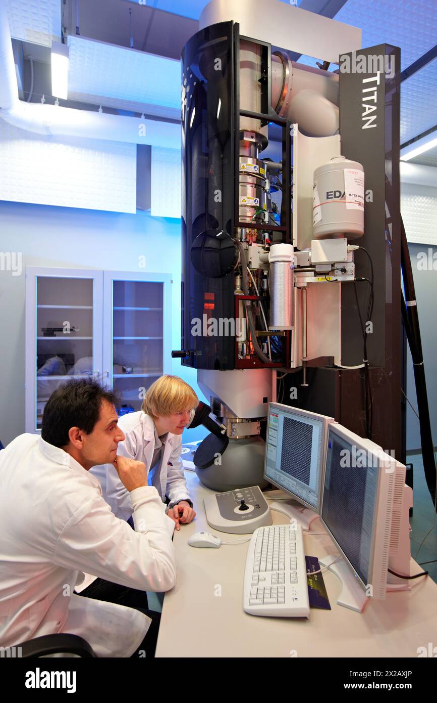Imaging a risoluzione atomica con TEM, microscopia elettronica a trasmissione ad alta risoluzione HR-TEM di laboratorio, caratterizzazione dei materiali in scala nanometrica, real-t Foto Stock