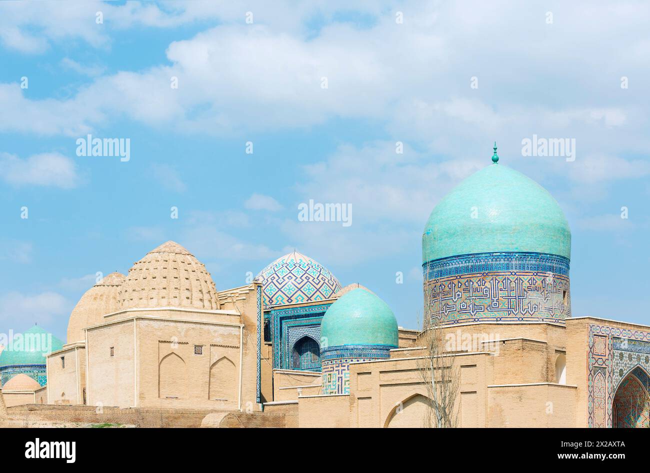 Splendida vista dello Shah-i-Zinda Ensemble a Samarcanda, Uzbekistan. Mausolei decorati con piastrelle blu con disegni. La necropoli è un touri popolare Foto Stock