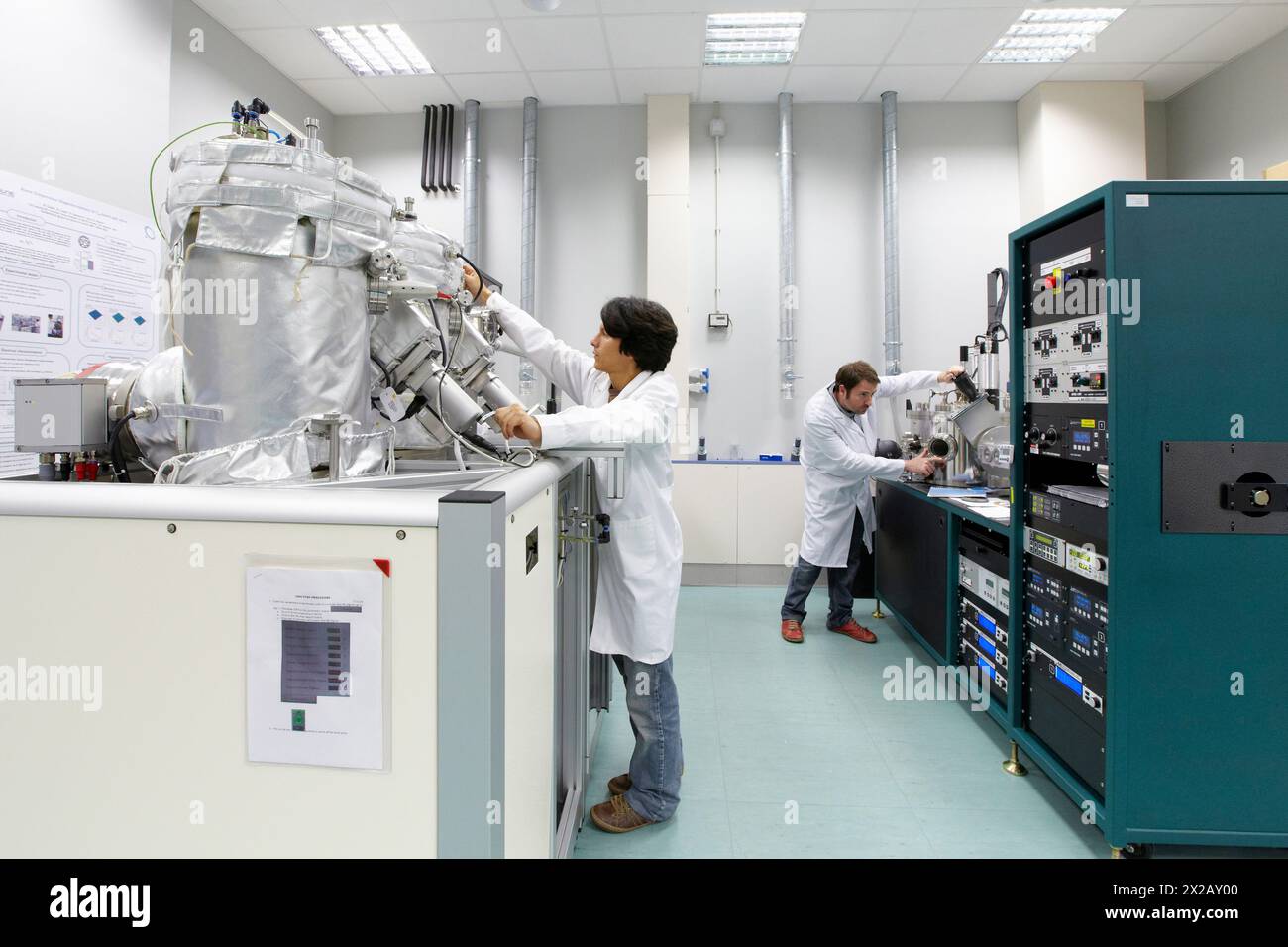 Controllo della deposizione di vari materiali organici e inorganici mediante evaporazione, apparecchiatura per deposizione a film sottile per evaporazione, UHV du per vuoto ultra elevato Foto Stock