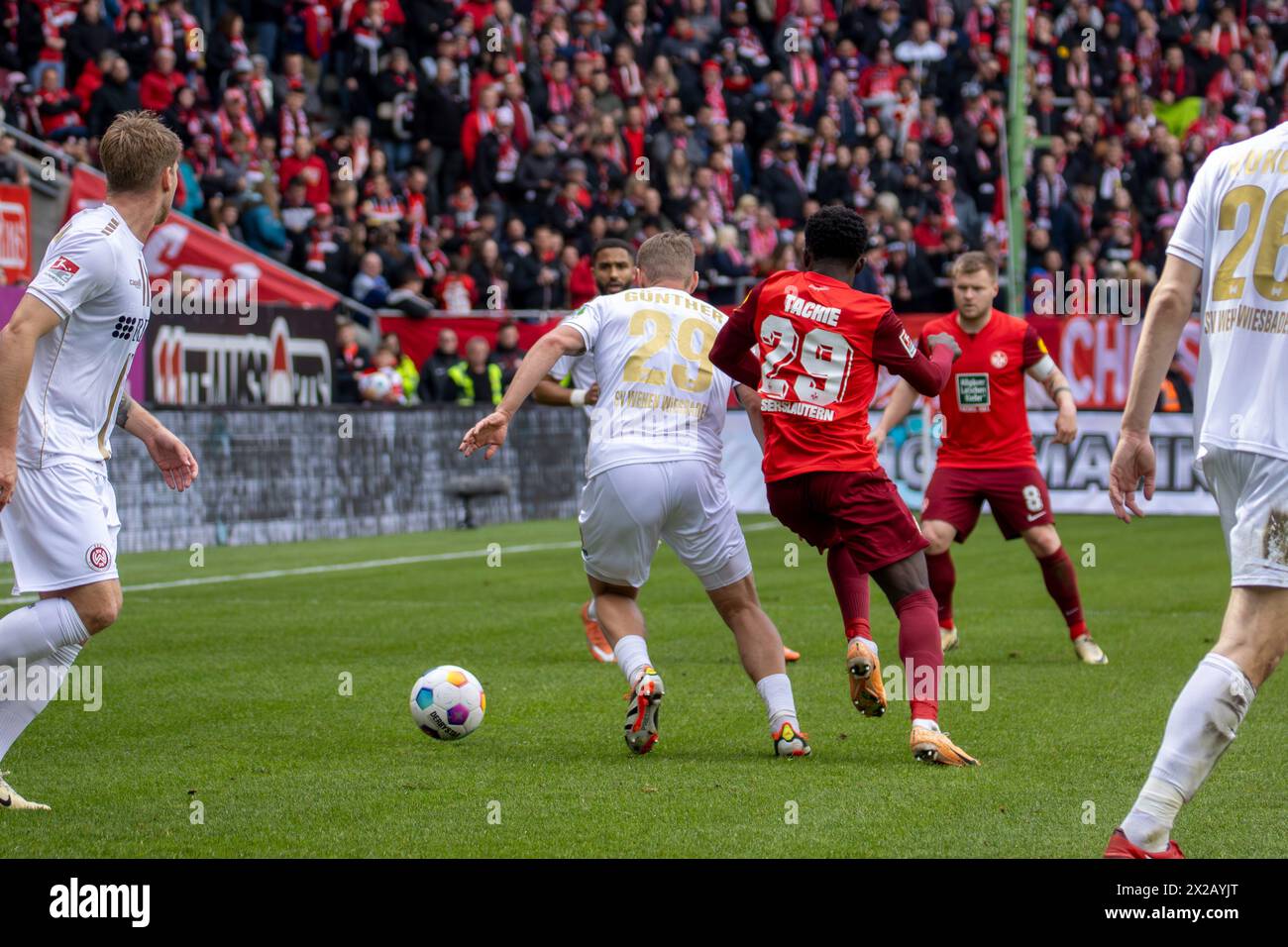 20.04.2024, Fußball 2. Bundesliga, Saison 2023/24, 30. Spieltag: 1. FC Kaiserslautern gegen SV Wehen Wiesbaden (1:1). Richmond Tachie (29, 1. FC Kaise Foto Stock