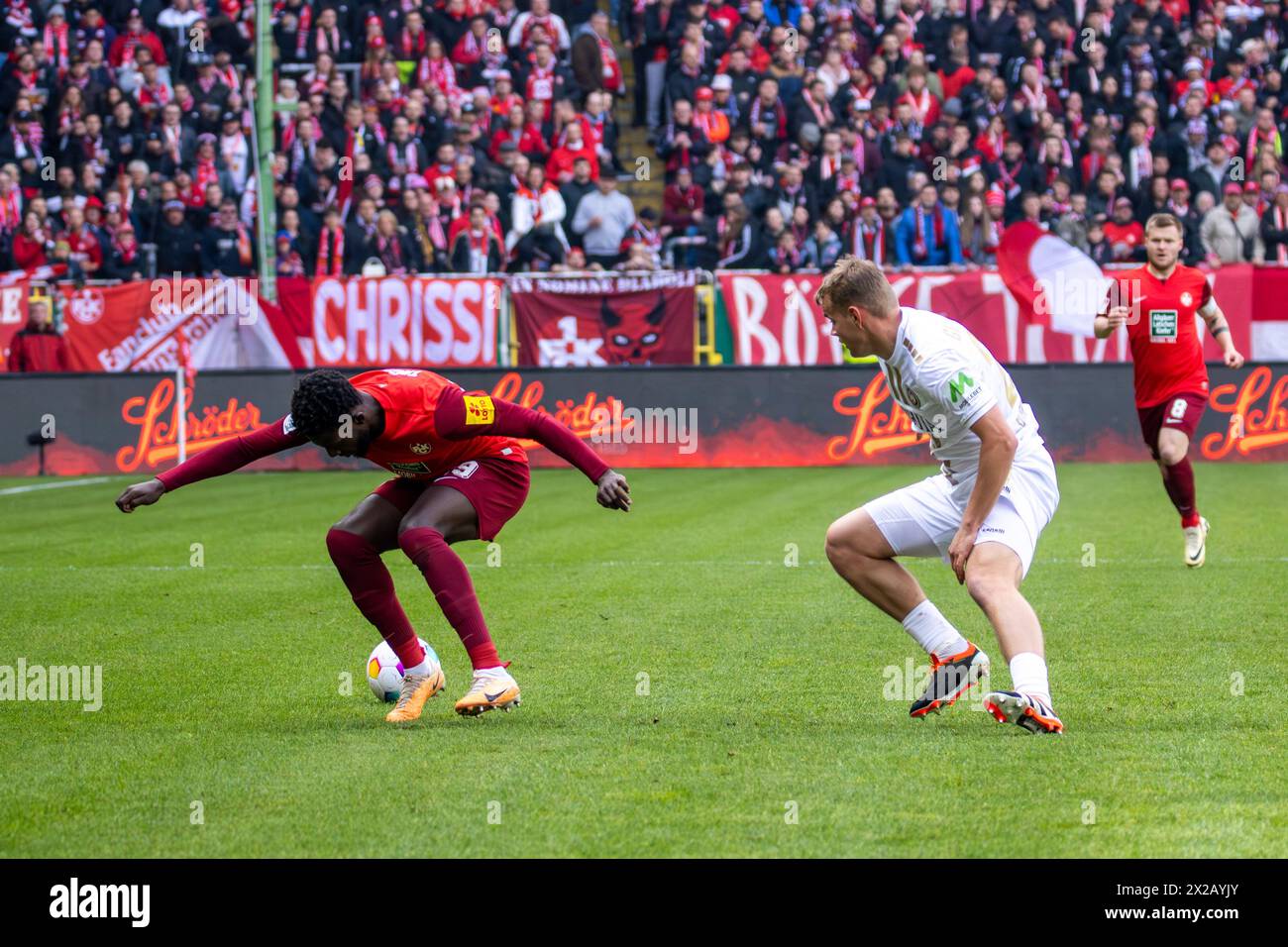 20.04.2024, Fußball 2. Bundesliga, Saison 2023/24, 30. Spieltag: 1. FC Kaiserslautern gegen SV Wehen Wiesbaden (1:1). Richmond Tachie (29, 1. FC Kaise Foto Stock