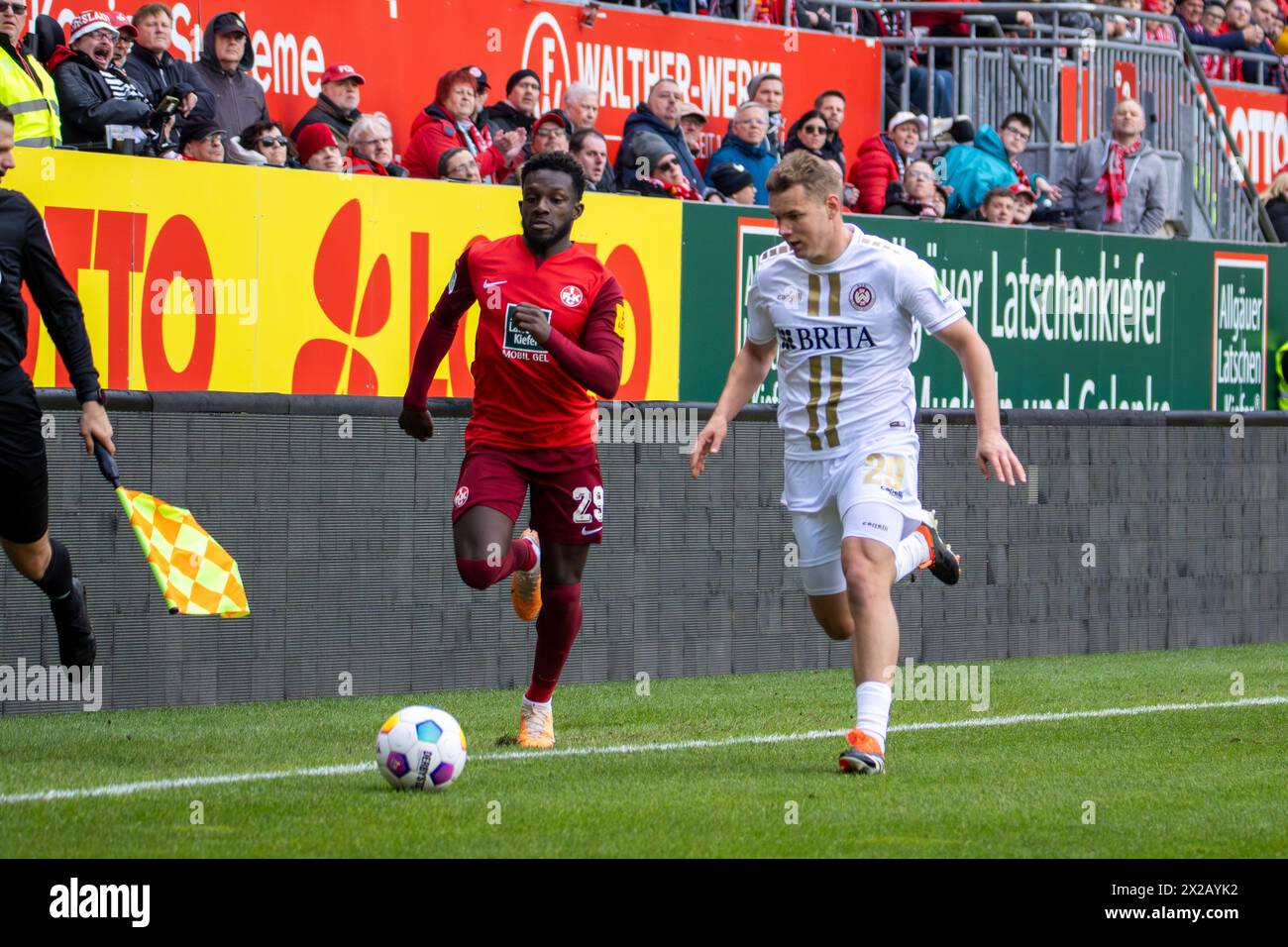20.04.2024, Fußball 2. Bundesliga, Saison 2023/24, 30. Spieltag: 1. FC Kaiserslautern gegen SV Wehen Wiesbaden (1:1). Richmond Tachie (29, 1. FC Kaise Foto Stock