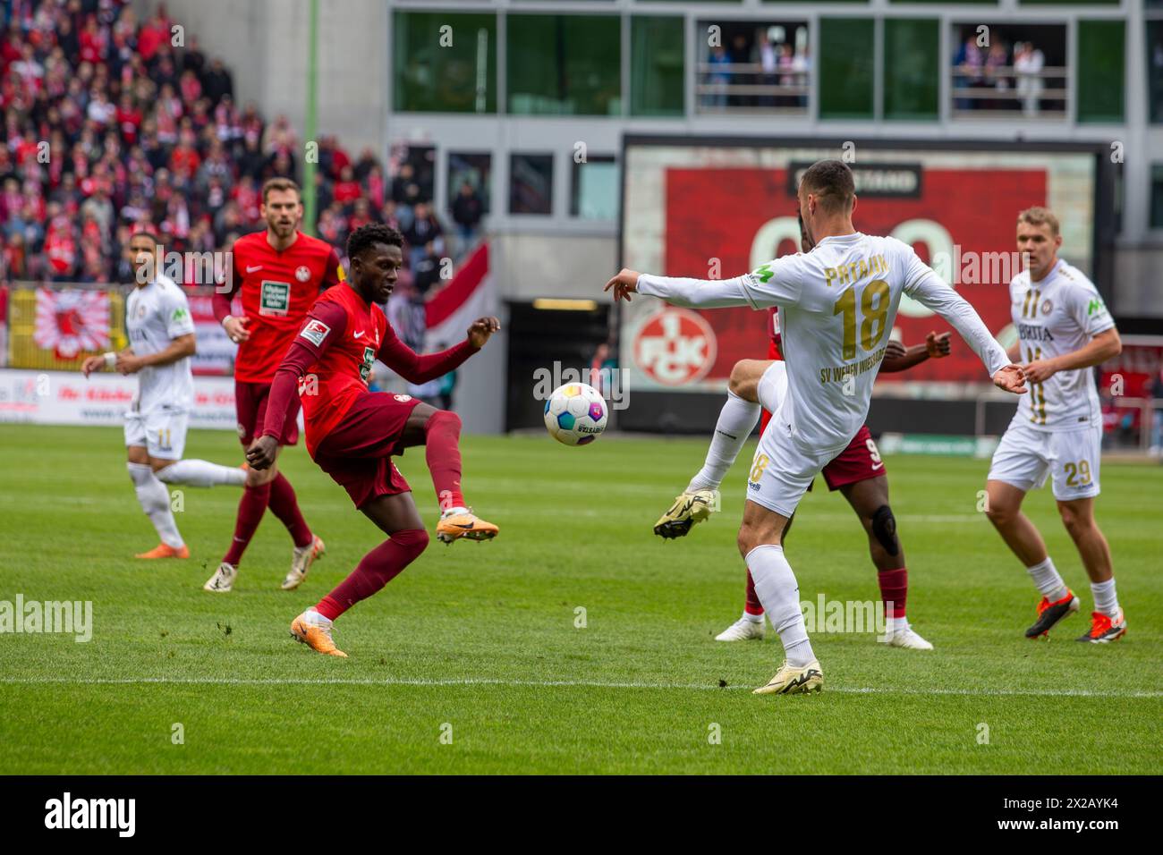 20.04.2024, Fußball 2. Bundesliga, Saison 2023/24, 30. Spieltag: 1. FC Kaiserslautern gegen SV Wehen Wiesbaden (1:1). Richmond Tachie (29, 1. FC Kaise Foto Stock