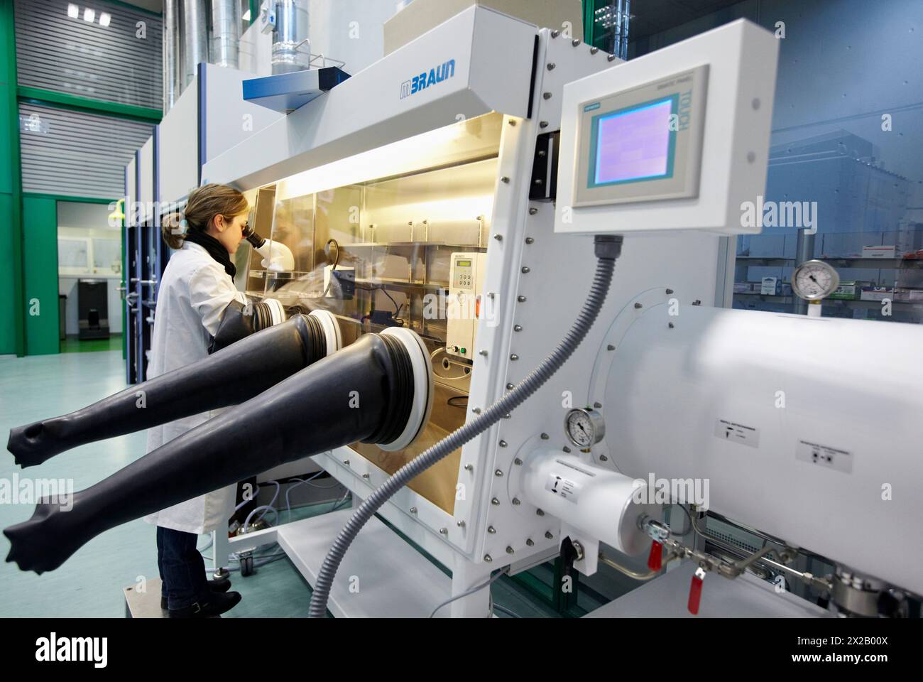 Preparazione di campioni in atmosfera inerte, scatola a guanti per atmosfera controllata, stereomicroscopio, laboratorio di sintesi, cooperativa Nanoscience CIC nanoGUNE Foto Stock