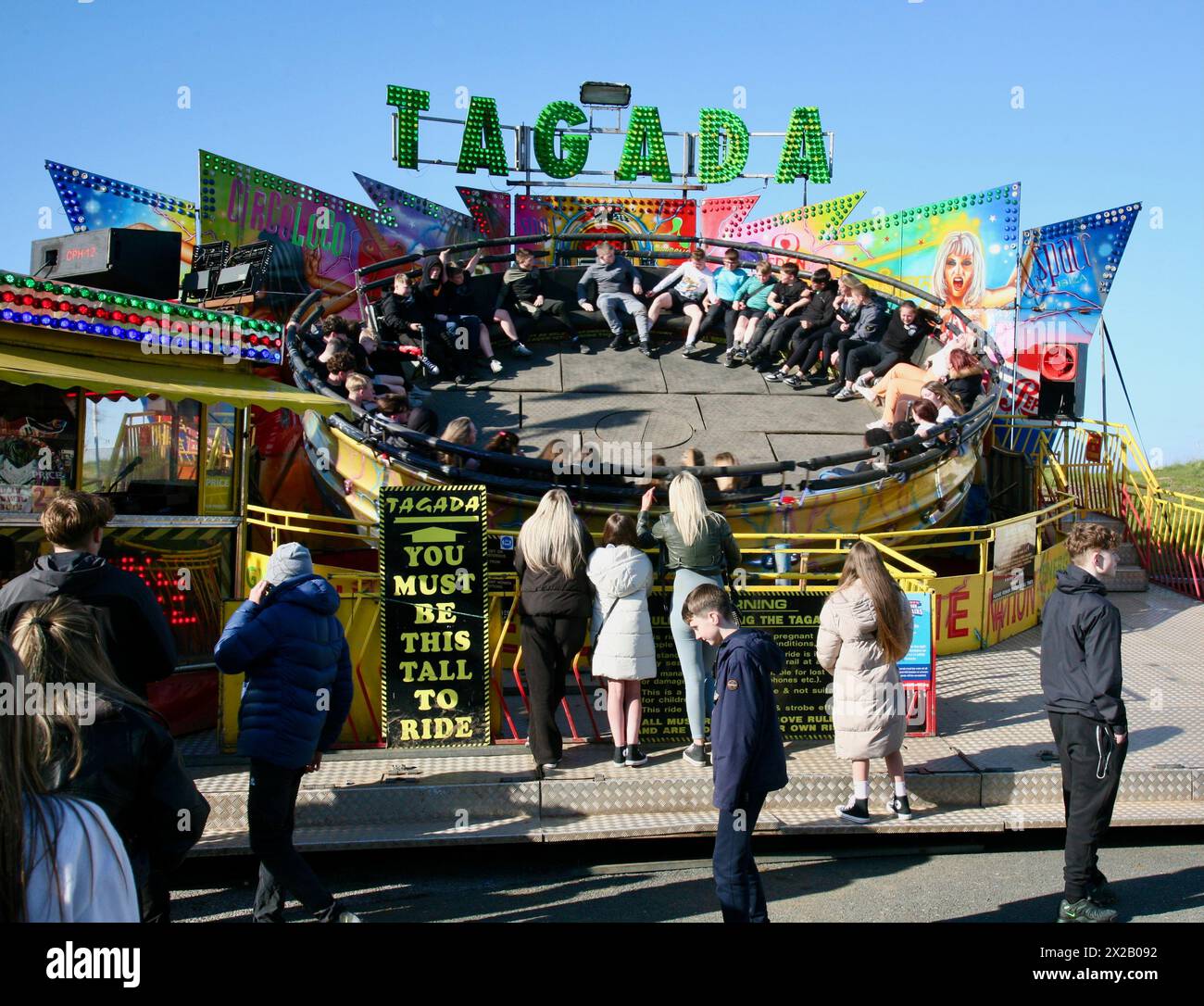 Una vista del TAGADA, una delle giostre del Taylor's Funfair, presso la località balneare di Fleetwood, sulla costa del Lancashire, Regno Unito, Europa Foto Stock