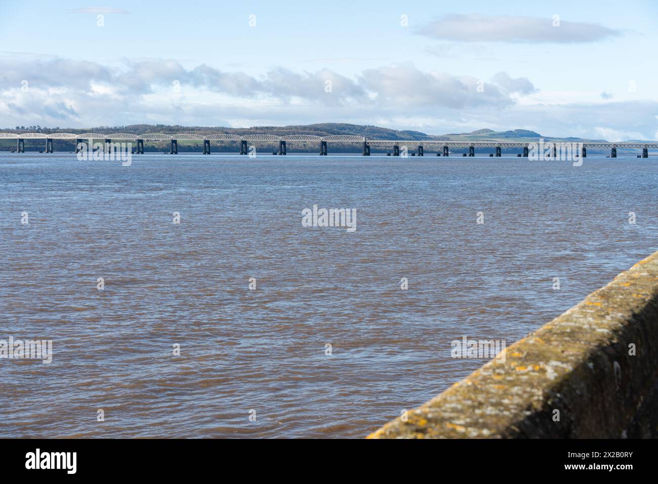 Dundee, Scozia, Regno Unito. Il secondo Tay Rail Bridge, che attraversa il fiume Tay, aprì nel 1887. Foto Stock