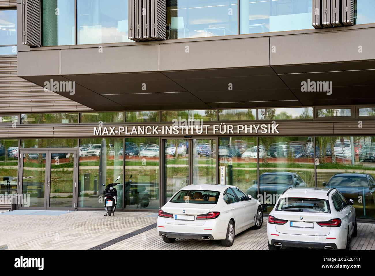 Garching, Baviera, Germania - 11 aprile 2024: Istituto Max Planck per l'edilizia fisica con logo in Garching *** Max-Planck-Institut für Physik Gebäude mit Logo in Garching Foto Stock