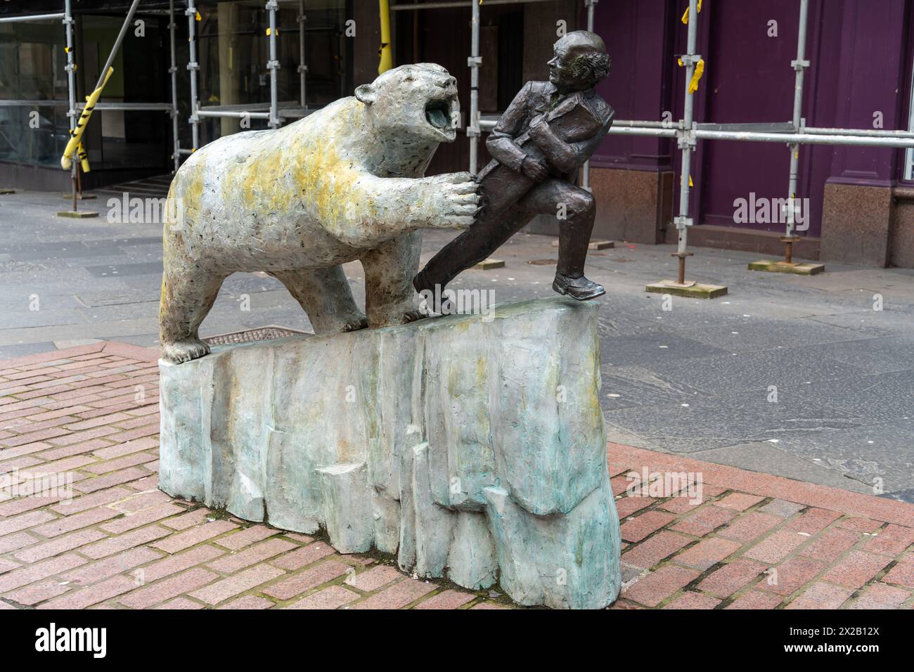 Scultura d'arte pubblica, Jamieson the Draper e l'Orso polare di David Annand, nel centro di Dundee, Scozia, Regno Unito Foto Stock