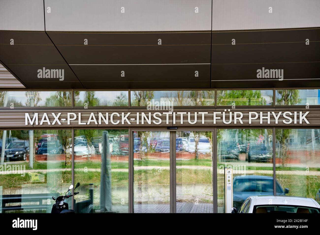 Garching, Baviera, Germania - 11 aprile 2024: Istituto Max Planck per l'edilizia fisica con logo in Garching *** Max-Planck-Institut für Physik Gebäude mit Logo in Garching Foto Stock
