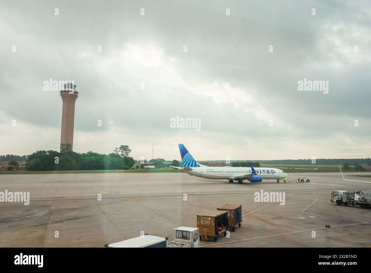 Charlotte, USA 14 04 21, l'aereo della United Airlines parcheggiato sulla pista dell'aeroporto internazionale Douglas di Charlotte con la torre di controllo nel backgroun Foto Stock