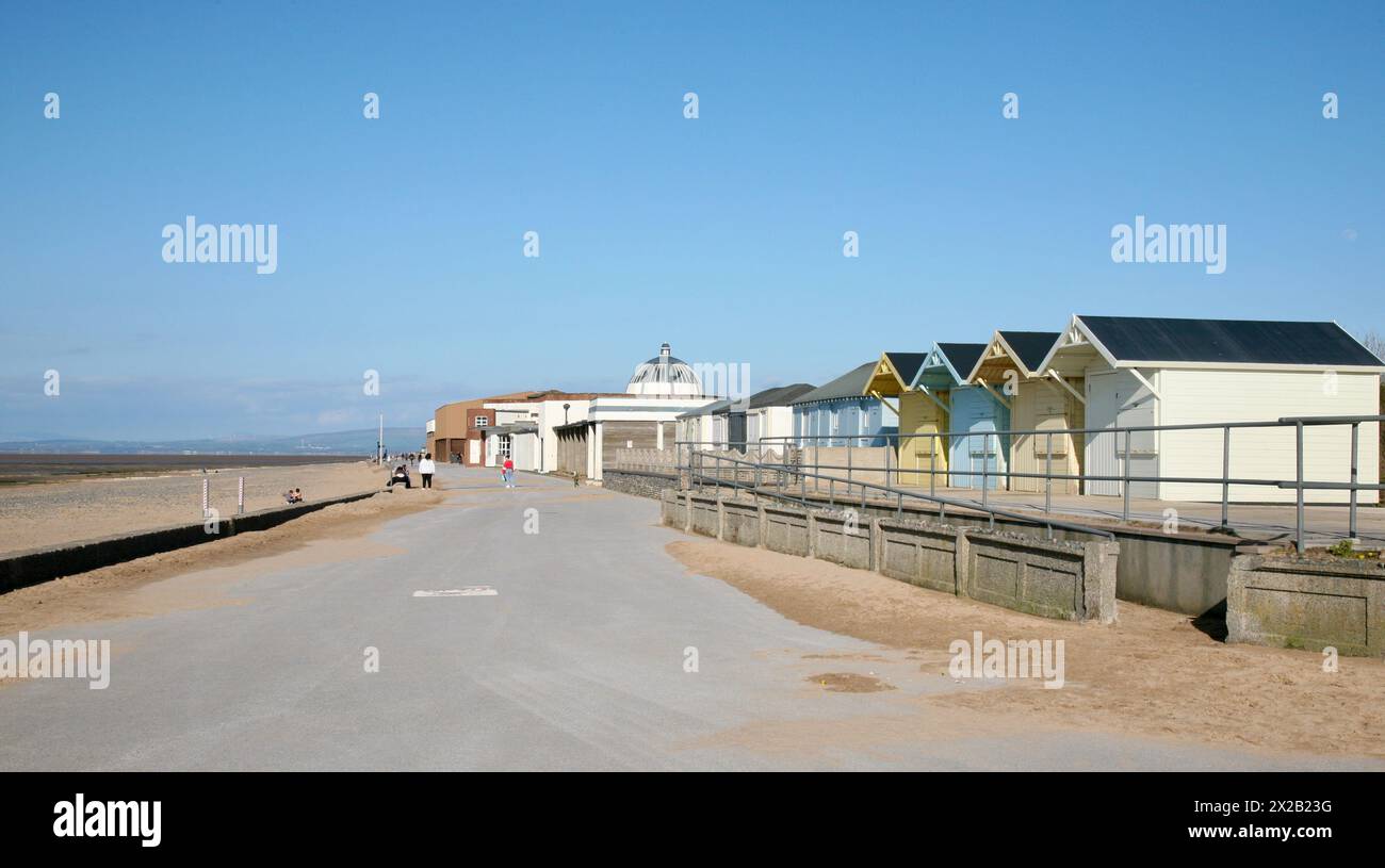 Vista delle capanne sul lungomare, a Fleetwood, Lancashire, Regno Unito, Europa il sabato, 20 aprile 2024 Foto Stock