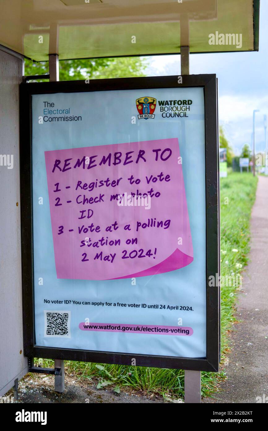 Ricordati di votare fermata dell'autobus Advert, Watford, Hertfordshire, Inghilterra, Regno Unito Foto Stock