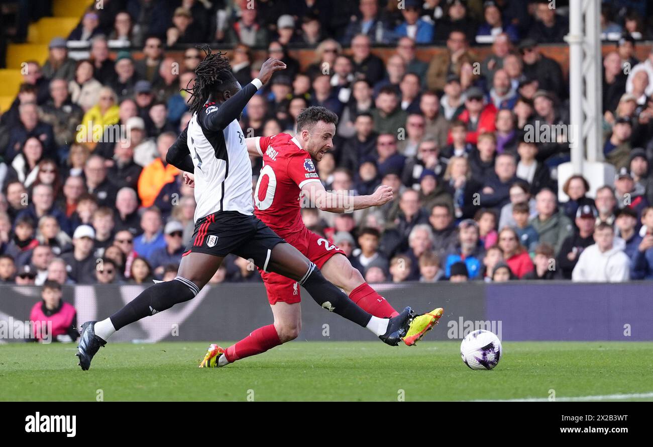 Il Diogo Jota del Liverpool segna il terzo gol della partita durante la partita di Premier League al Craven Cottage di Londra. Data foto: Domenica 21 aprile 2024. Foto Stock