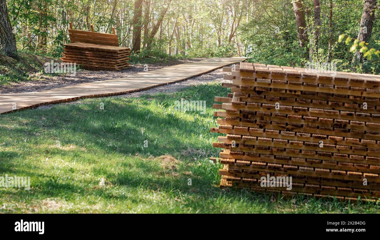 Nuova passerella e attraverso la foresta e parti pronte per la sua costruzione in Lituania, Giruliai. Foto Stock