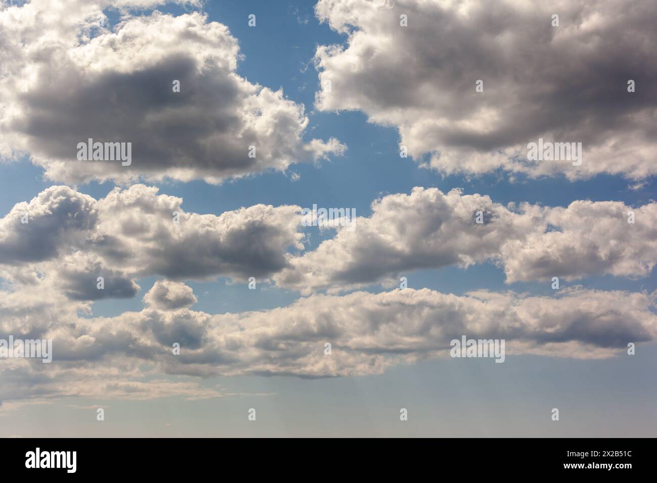 Cielo blu con nuvole bianche: Perfetto per la sostituzione del cielo. Foto Stock