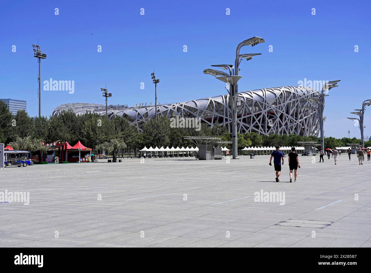 Pechino, Cina, Asia, ampio piazzale di un moderno stadio con persone sotto un cielo azzurro Foto Stock