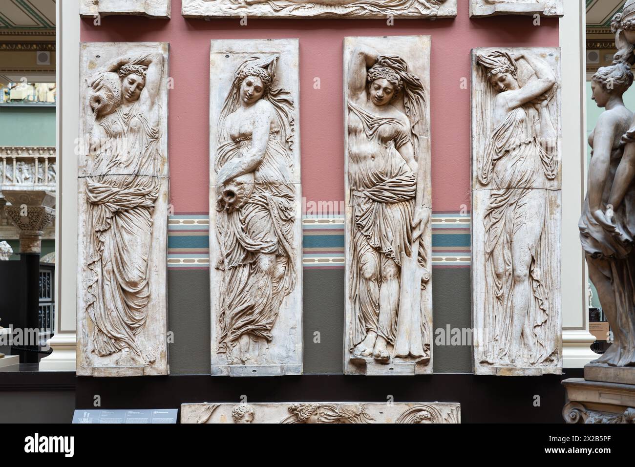 Riproduzioni in gesso di rilievi in pietra di Ninfe d'acqua e Putti 1547-49. Gli originali erano la decorazione di una fontana pubblica a Parigi. V&A, Londra Foto Stock