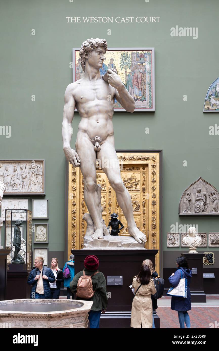 Weston Cast Court nel museo V&A, con riproduzioni del XIX secolo di monumenti rinascimentali italiani, tra cui il David di Michelangelo. REGNO UNITO Foto Stock