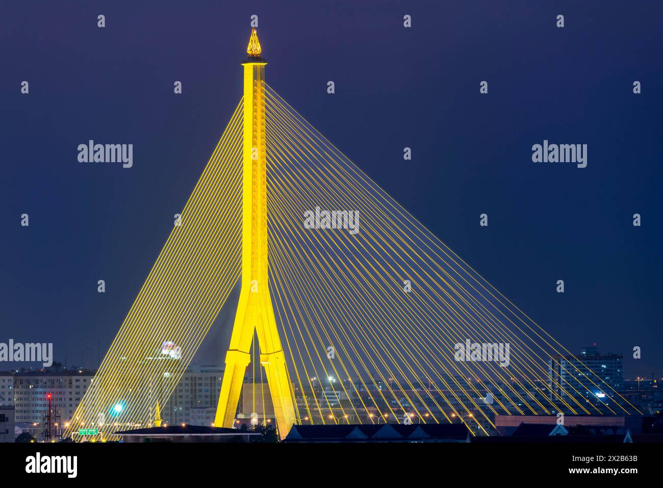 Il ponte illuminato Rama VIII sul Mae Nam Chao Praya, Bangkok, Thailandia Foto Stock