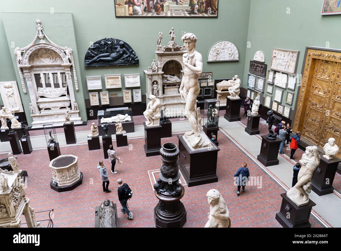 Weston Cast Court nel museo V&A, con riproduzioni del XIX secolo di monumenti rinascimentali italiani, tra cui il David di Michelangelo. REGNO UNITO Foto Stock