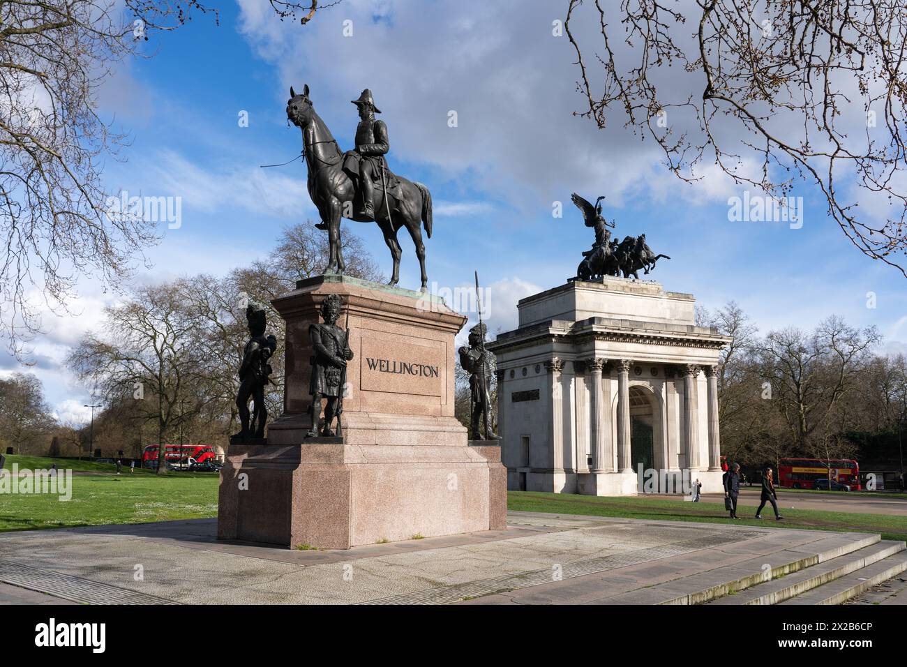 Statua equestre in bronzo del Duca di Wellington, e dietro, il Wellington Arch, noto anche come Constitution Arch. Hyde Park Corner, Londra, Regno Unito Foto Stock