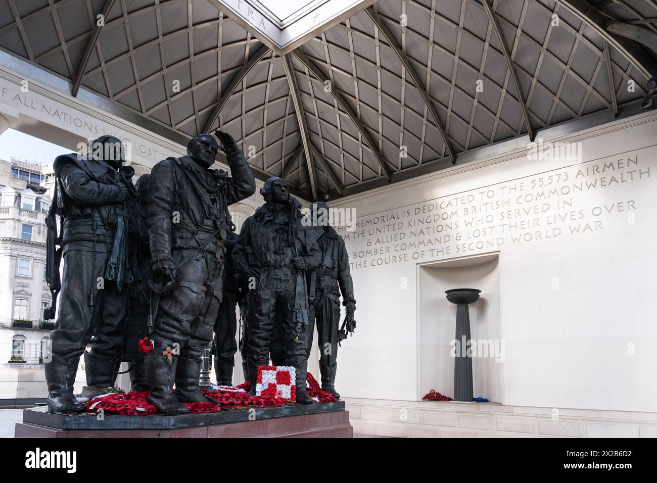 Bomber Command Memorial con statue in bronzo che rappresentano i 55.573 avieri del Bomber Command che hanno perso la vita nella seconda guerra mondiale Green Park, Londra Foto Stock