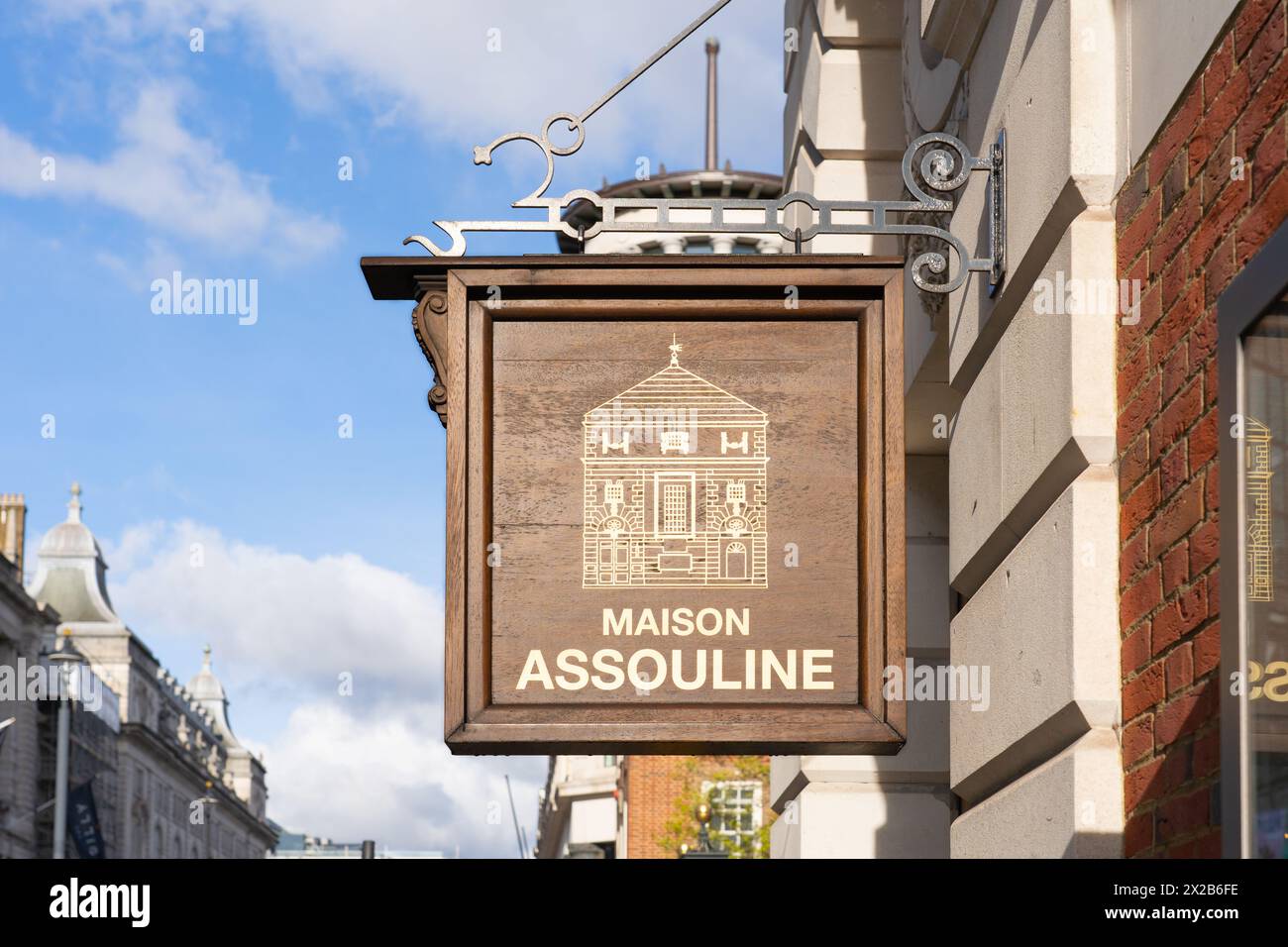 Cartello con logo per il flagship store Maison Assouline a Piccadilly, Londra. Assouline si definisce il primo marchio di lusso sulla cultura Foto Stock