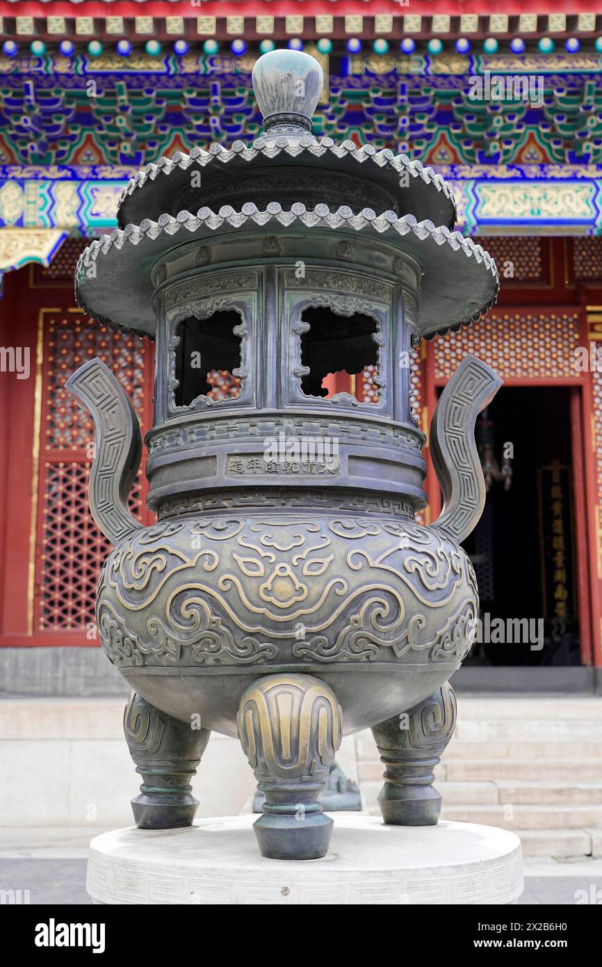 Nuovo Palazzo d'Estate, Pechino, Cina, Asia, Uno storico censore di bronzo si trova nel cortile di un tempio cinese, Pechino Foto Stock