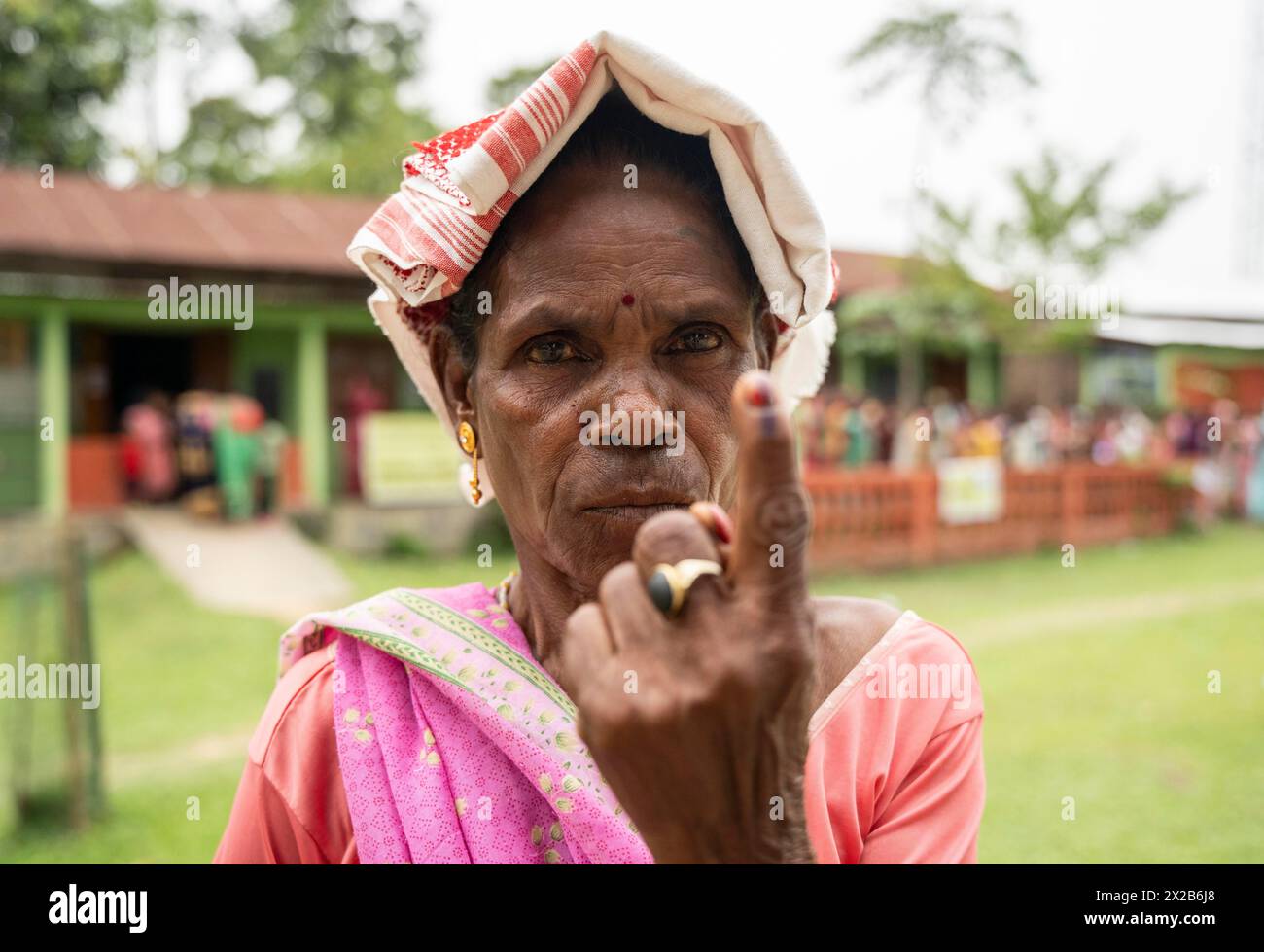 BOKAKHAT, INDIA, 19 APRILE: Una donna mostra il suo dito segnato dopo aver votato durante la prima fase delle elezioni generali in India del 19 aprile 2024 Foto Stock