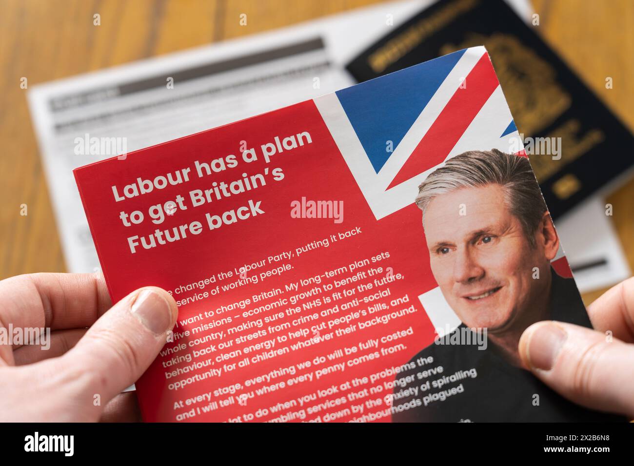 Man's Hands tiene un volantino laburista per le elezioni locali nel maggio 2024 con un'immagine di Keir Starmer, leader del Partito Laburista. Inghilterra Foto Stock