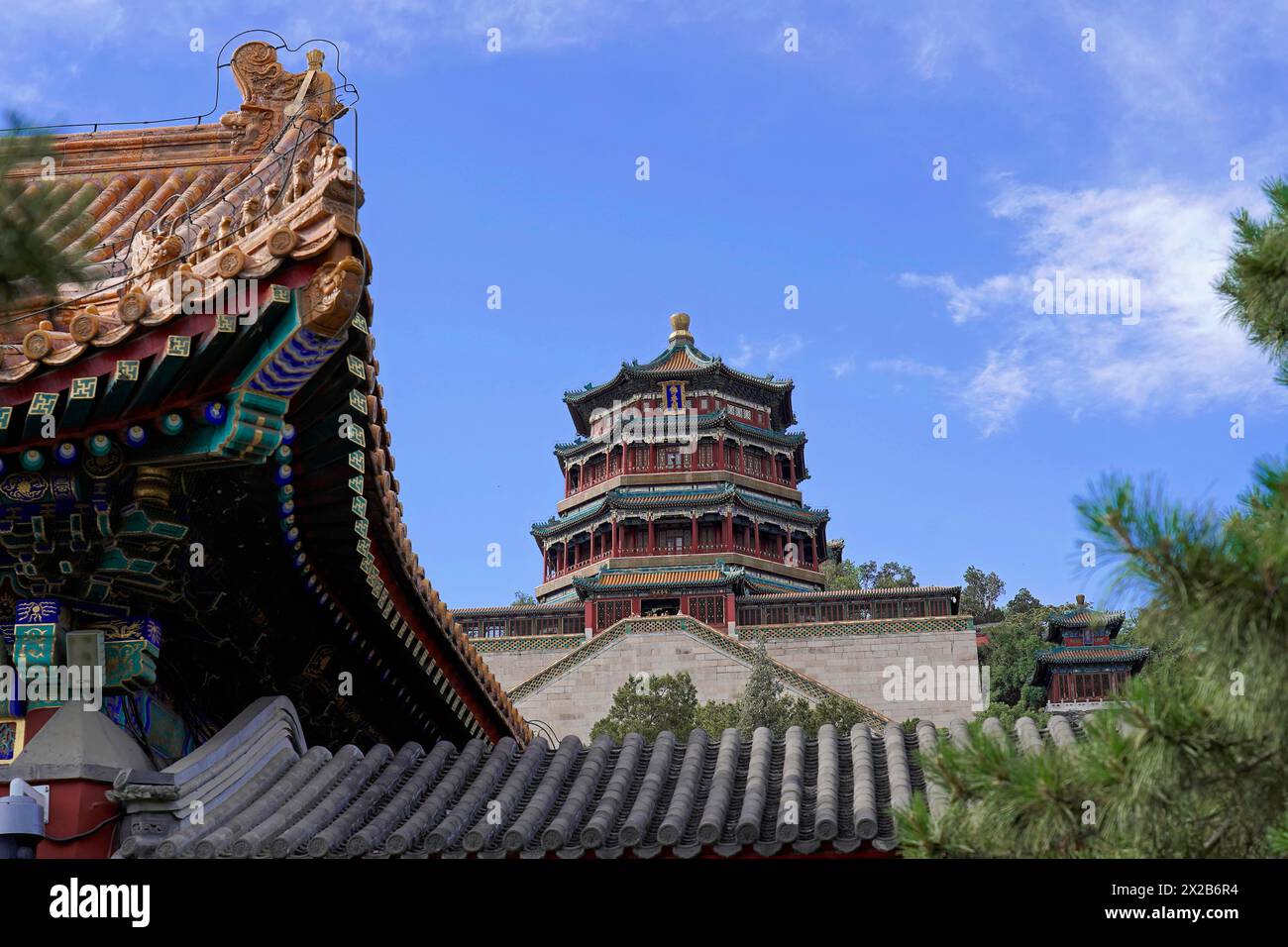 Nuovo Palazzo d'Estate, Pechino, Cina, Asia, Pagoda in classico stile cinese si innalza nel cielo blu, Pechino Foto Stock