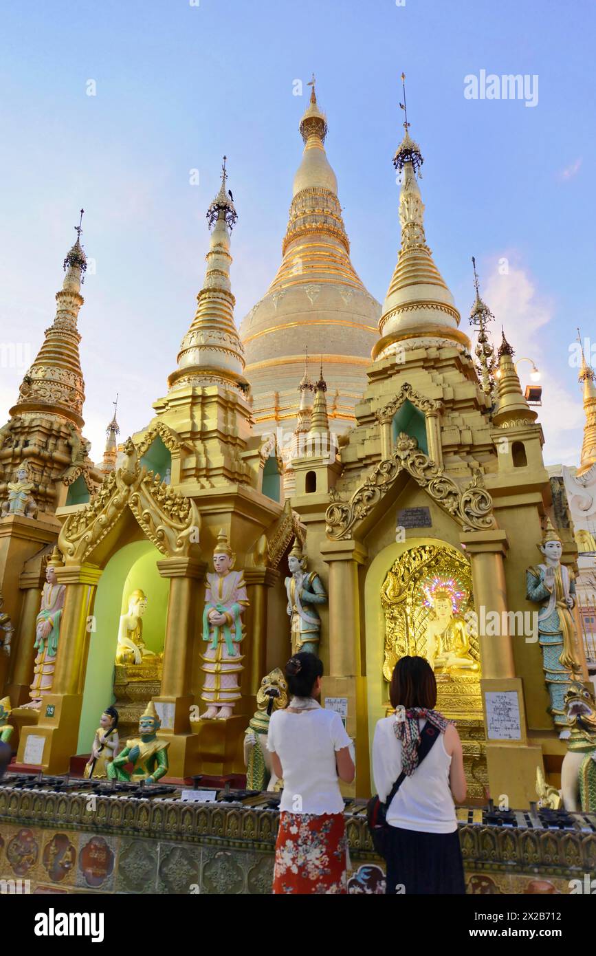 Shwedagon Pagoda, Yangon, Myanmar, Asia, i visitatori si meravigliano davanti alle scintillanti guglie dorate della Pagoda Shwedagon mentre cala il crepuscolo, in Asia Foto Stock Shwedagon Pagoda, Yangon, Myanmar, Asia, i visitatori si meravigliano davanti alle scintillanti guglie dorate della Pagoda Shwedagon mentre cala il crepuscolo, in Asia Foto Stock